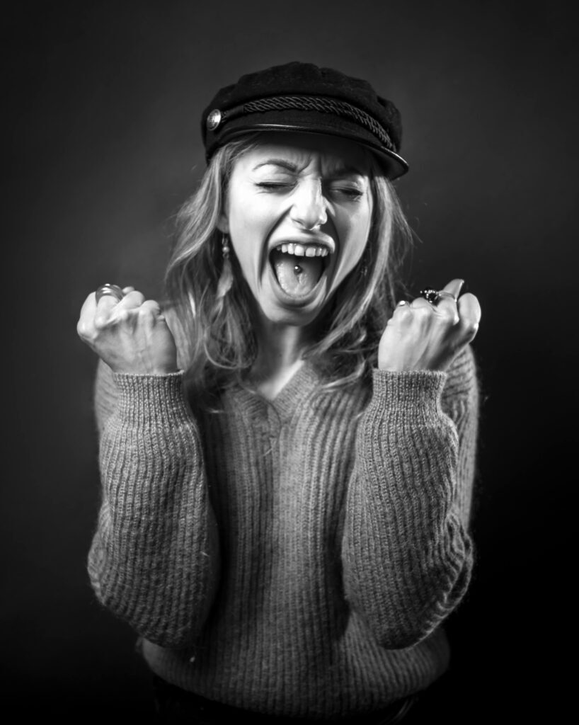 ragazza in bianco e nero che urla stringendo i pugni