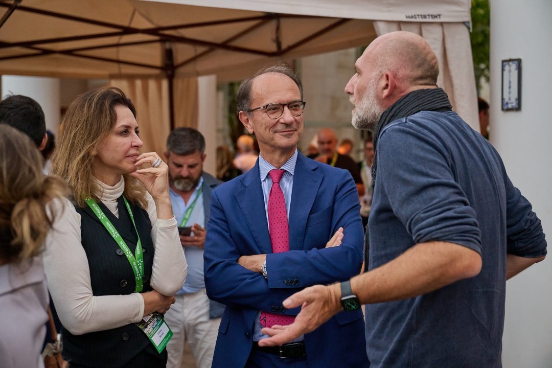 massimo quaglini sorride ascoltando interlocutore