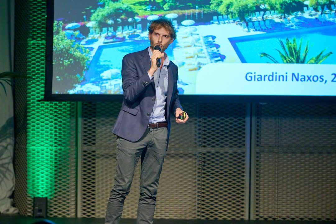 speaker parla su un palco
