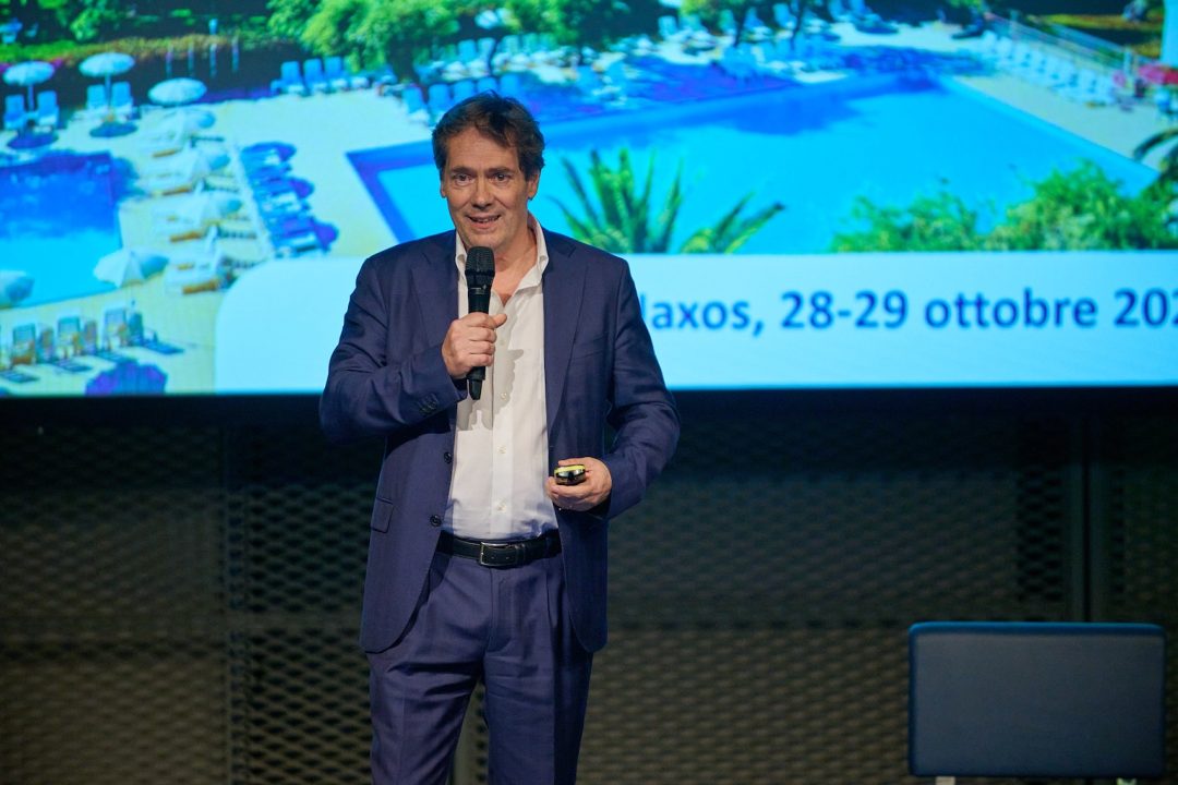 speaker parla su un palco