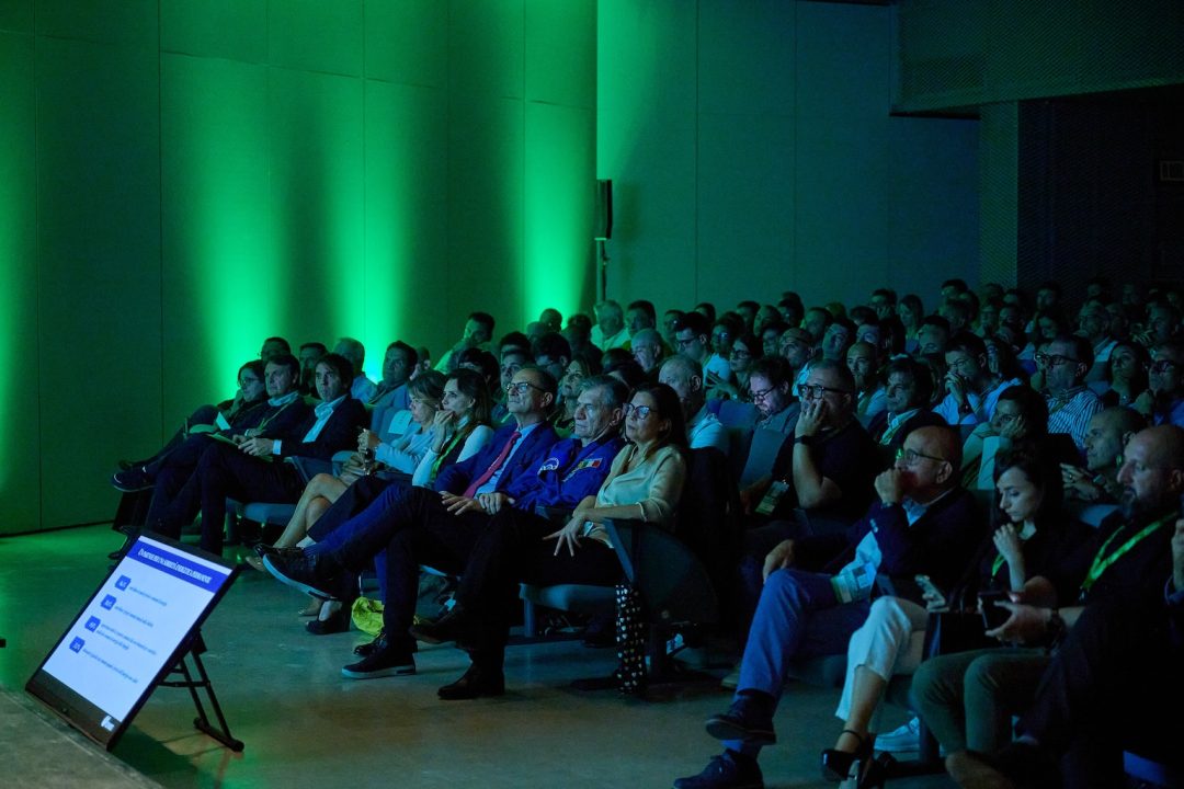 platea di un evento aziendale luce soffusa verde