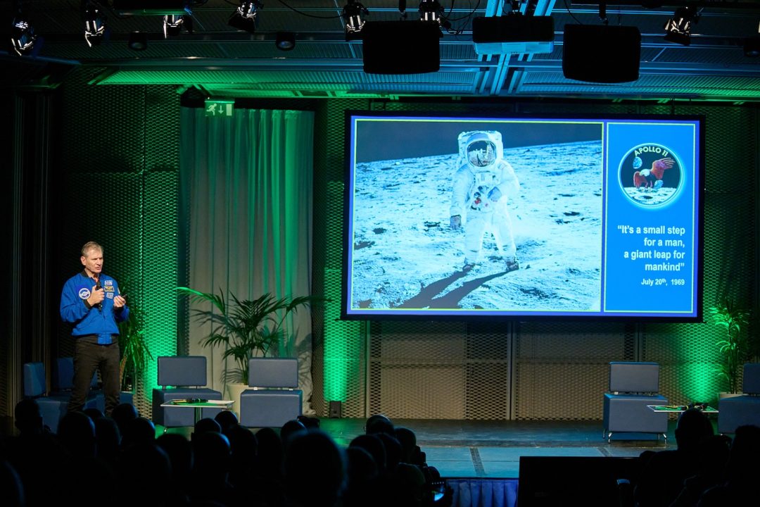paolo nespoli parla sul palco silhouette delle persone in platea