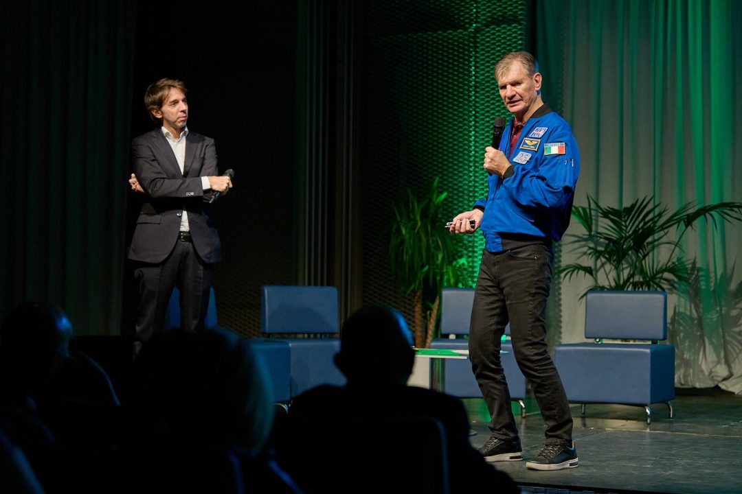 paolo nespoli parla sul palco silhouette delle persone in platea