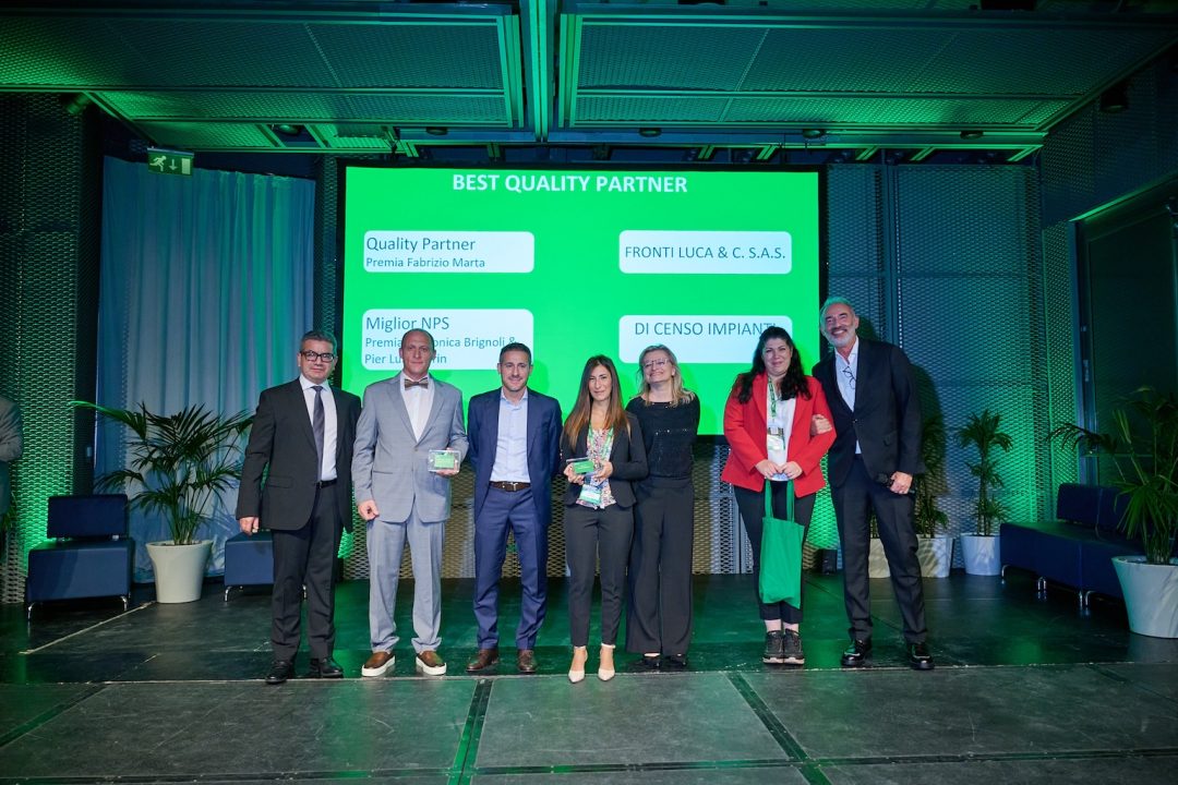 persone in posa per una premiazione su palco