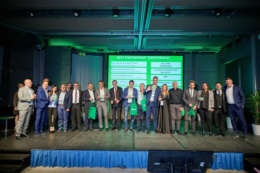 persone in posa per una premiazione su palco