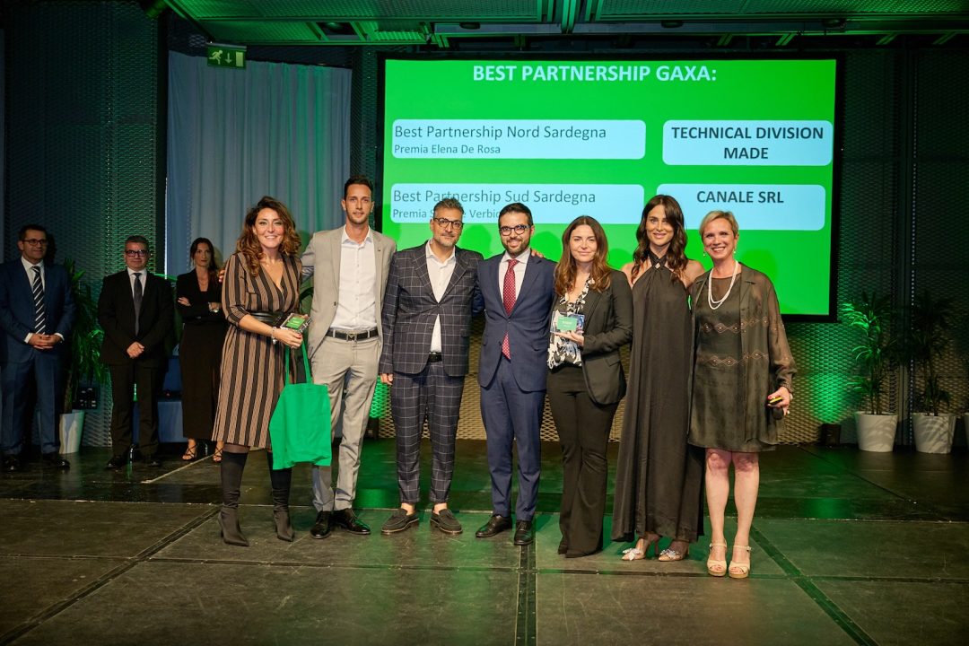 persone in posa per una premiazione su palco
