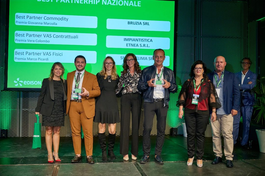 persone in posa per una premiazione su palco