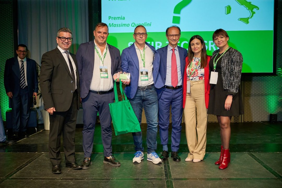 persone in posa per fotografia di una premiazione