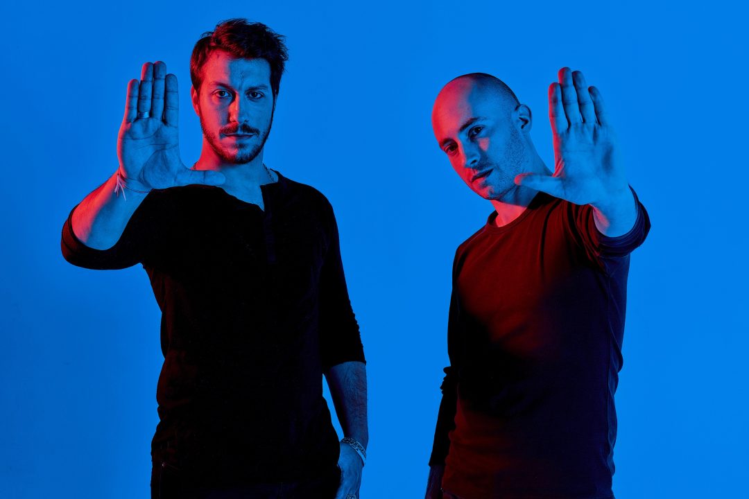 2 ragazzi tengono una mano in segno di stop